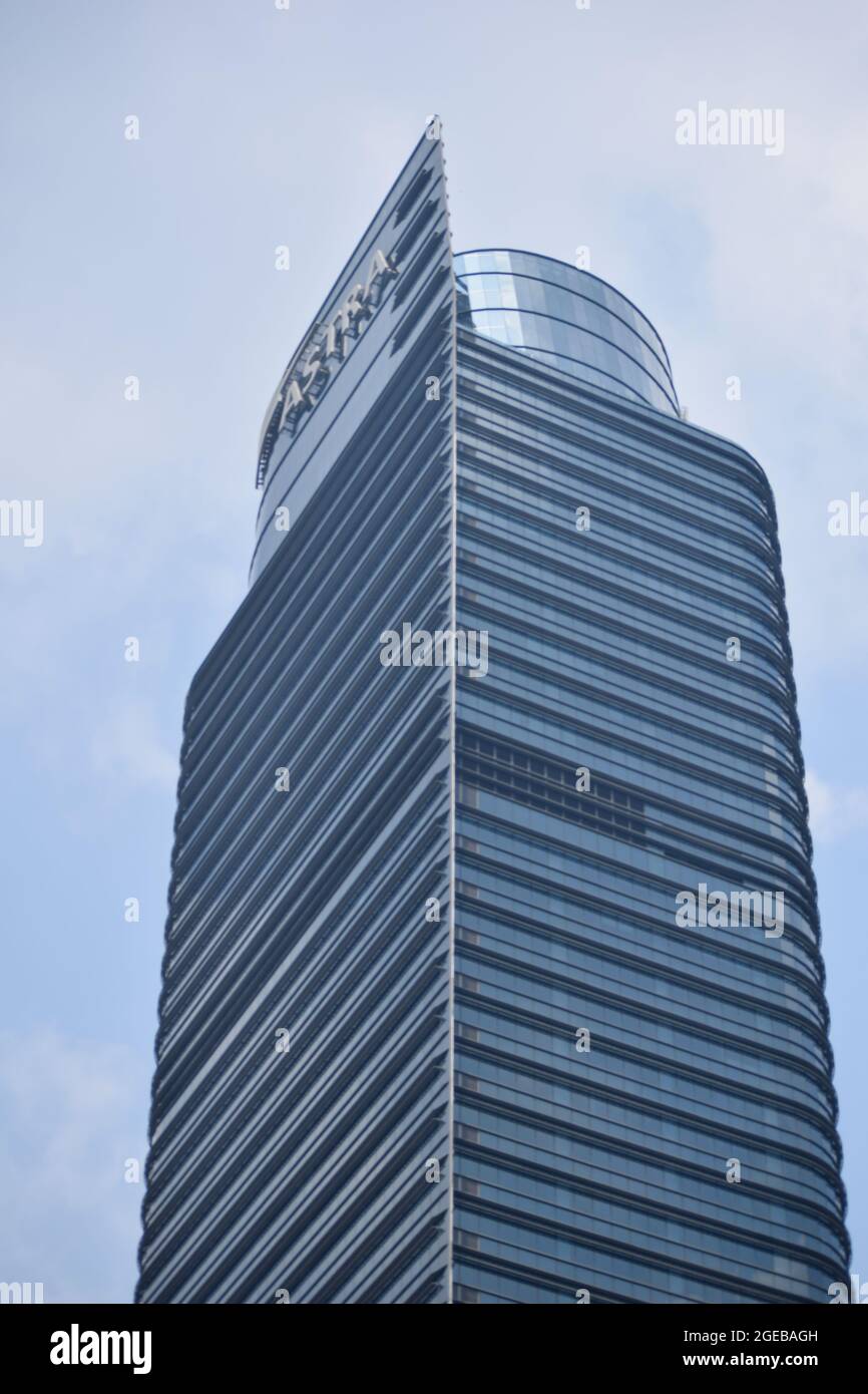 Vista dell'edificio Astra, uno dei grattacieli di Giacarta. Giacarta, Indonesia, 19 agosto 2021 Foto Stock
