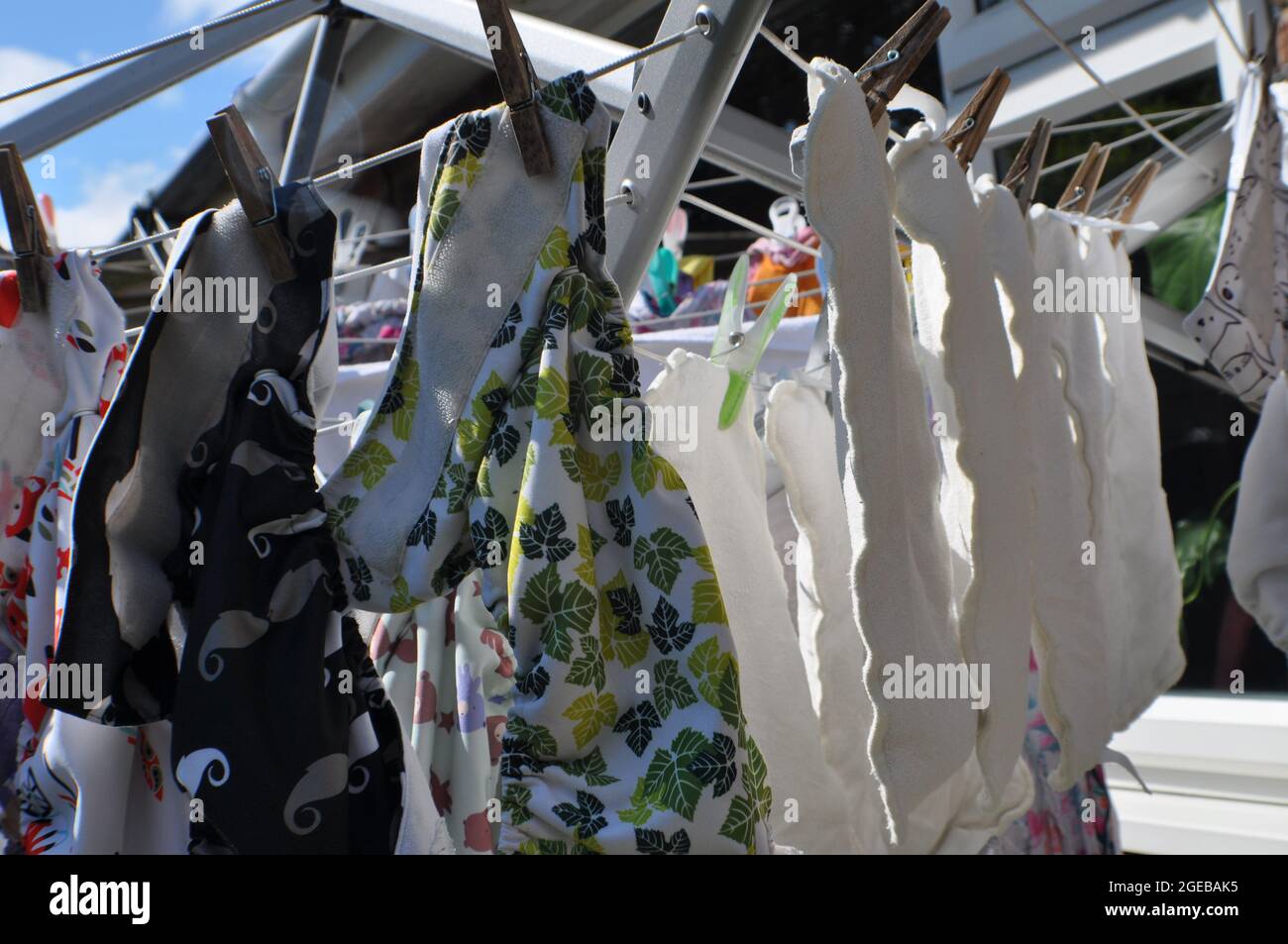 Pannolini e inserti tascabili riutilizzabili su una linea di lavaggio Foto Stock