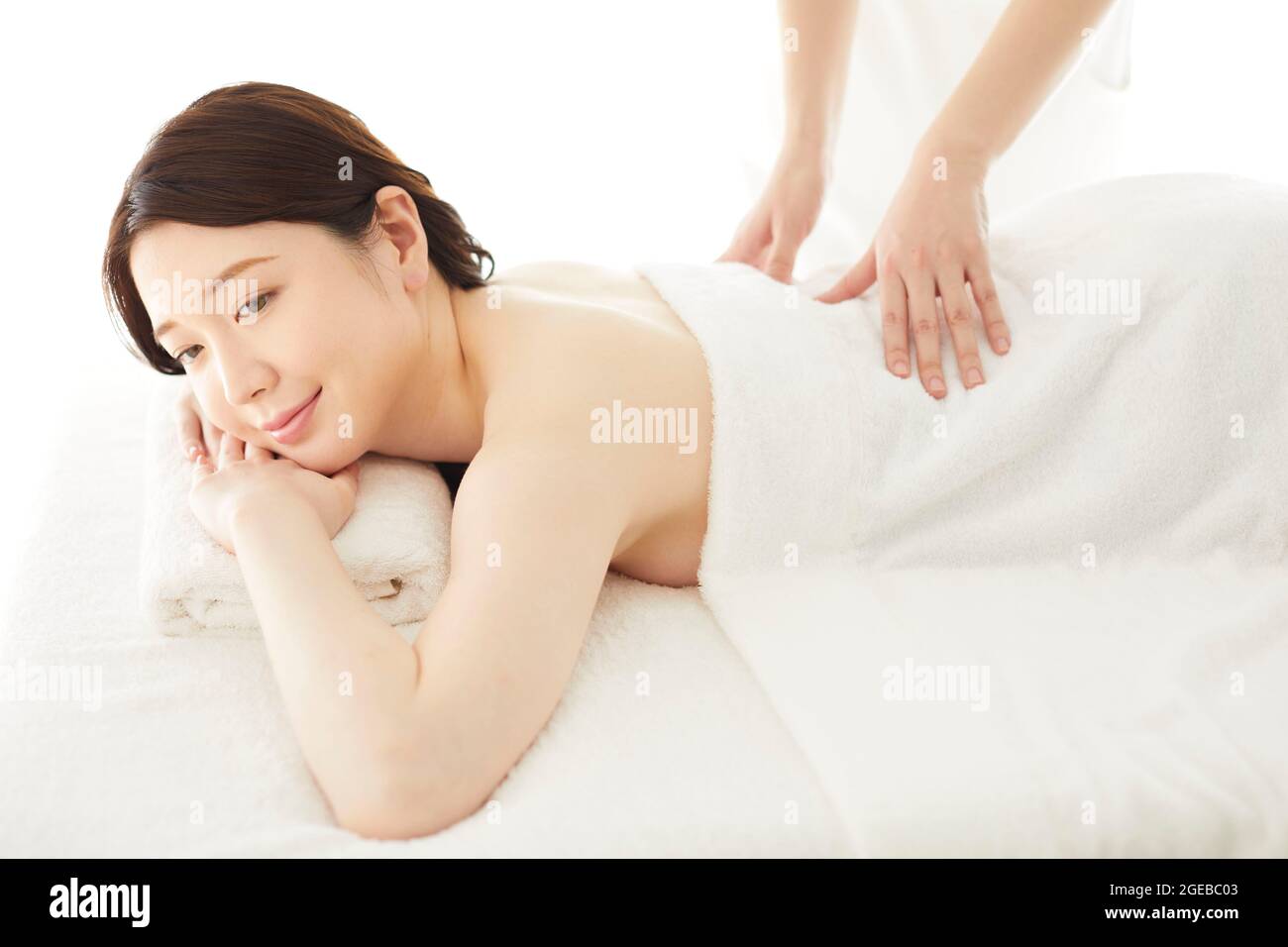 Donna giapponese che si rilassa in una spa Foto Stock