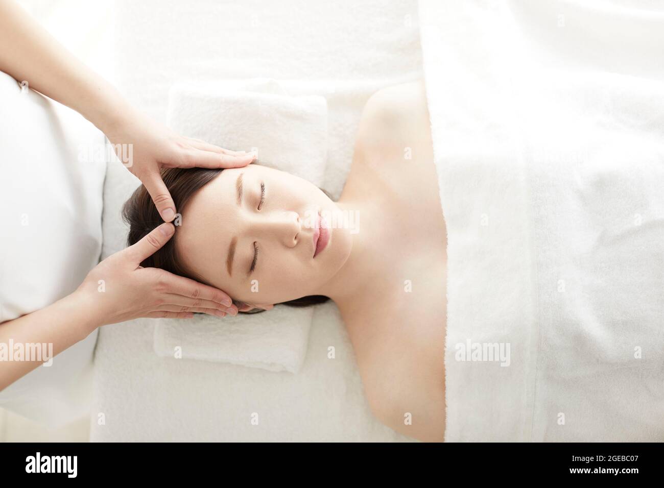 Donna giapponese che si rilassa in una spa Foto Stock