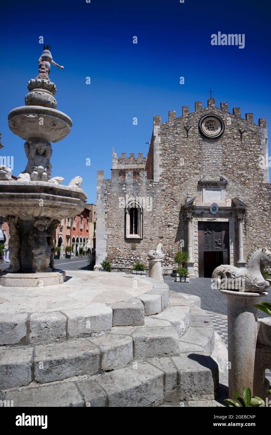 Vista dell'antico Duomo di origine Bizarre a Taormina in Sicilia Foto Stock