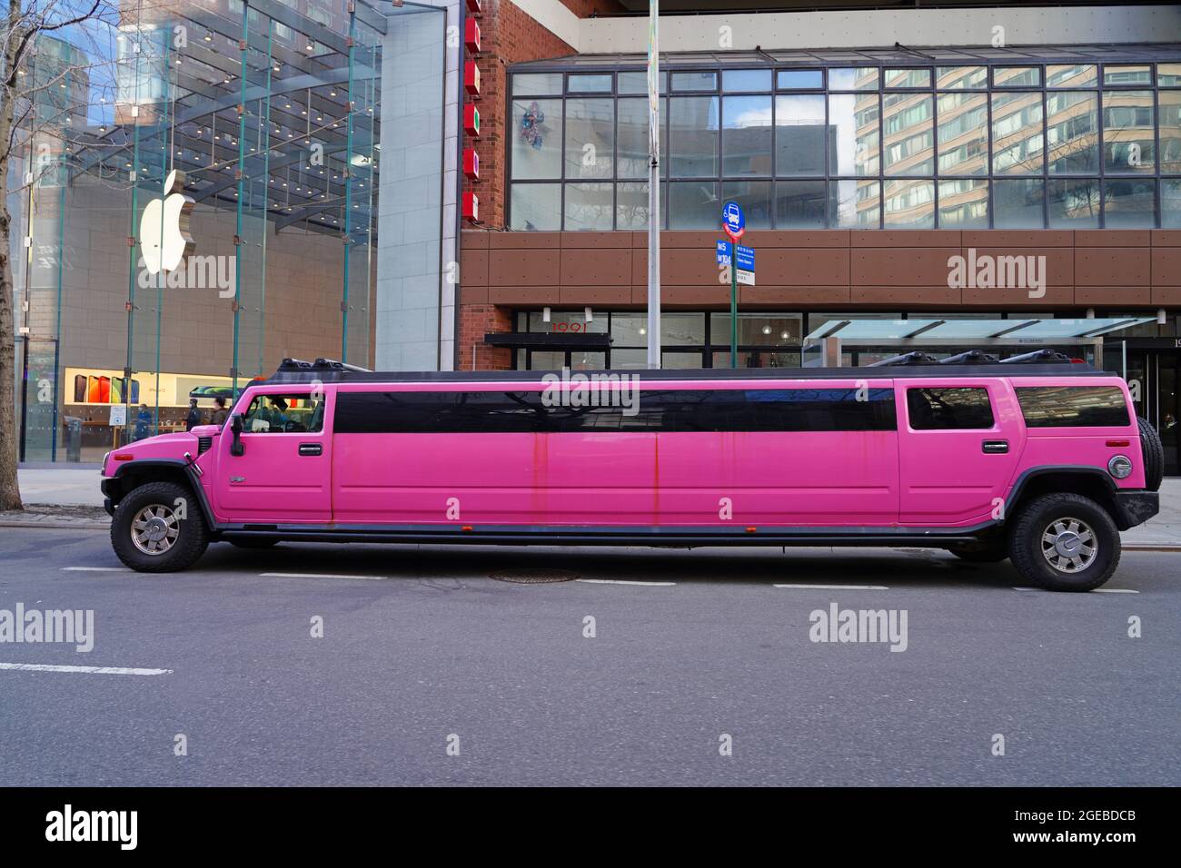 NEW YORK, NY -14 MAR 2021- Vista di una limousine Hummer H2 rosa allungata  sulla strada a New York City Foto stock - Alamy