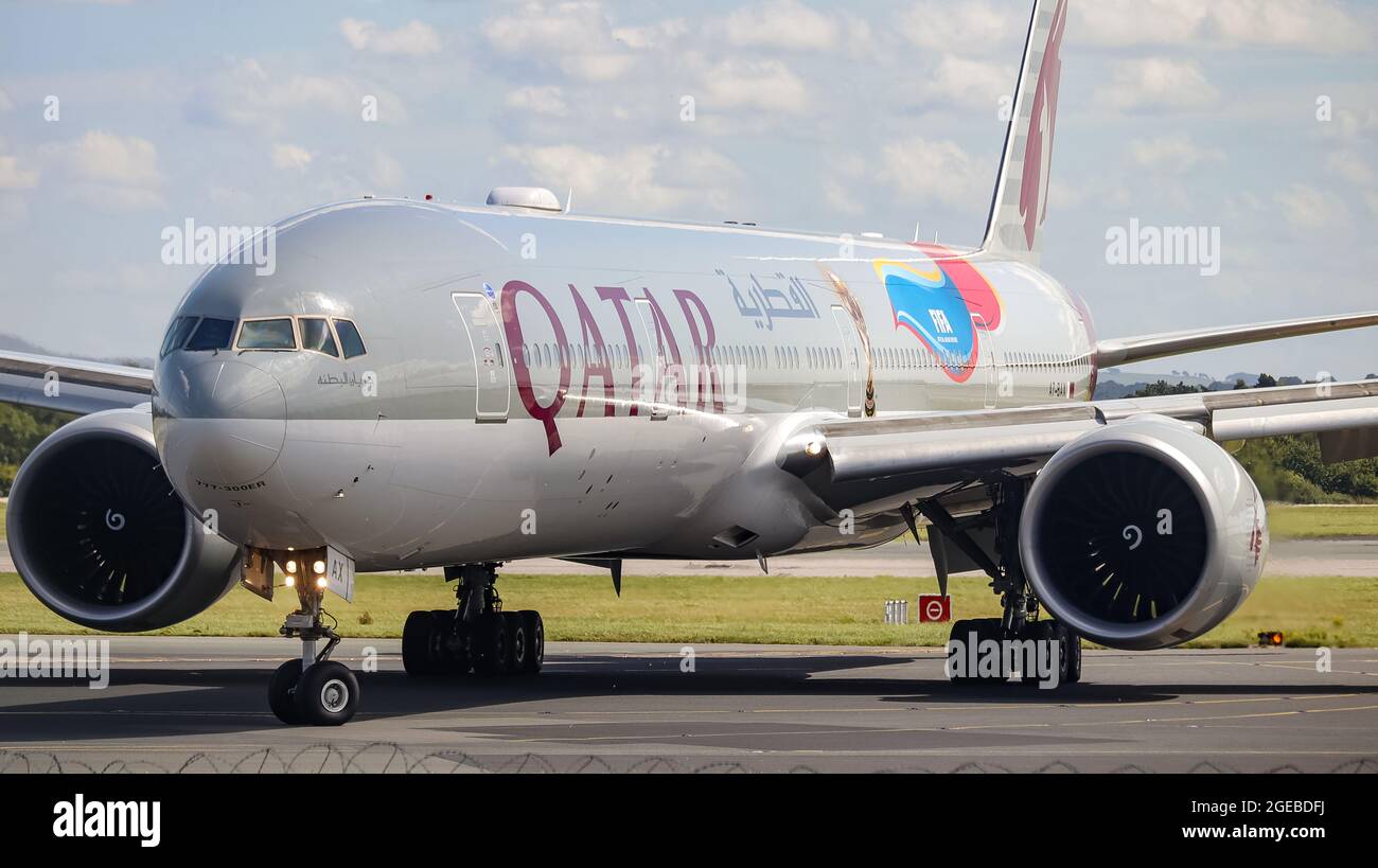 Qatar Airways Boeing 777-300ER all'aeroporto di Manchester. Foto Stock