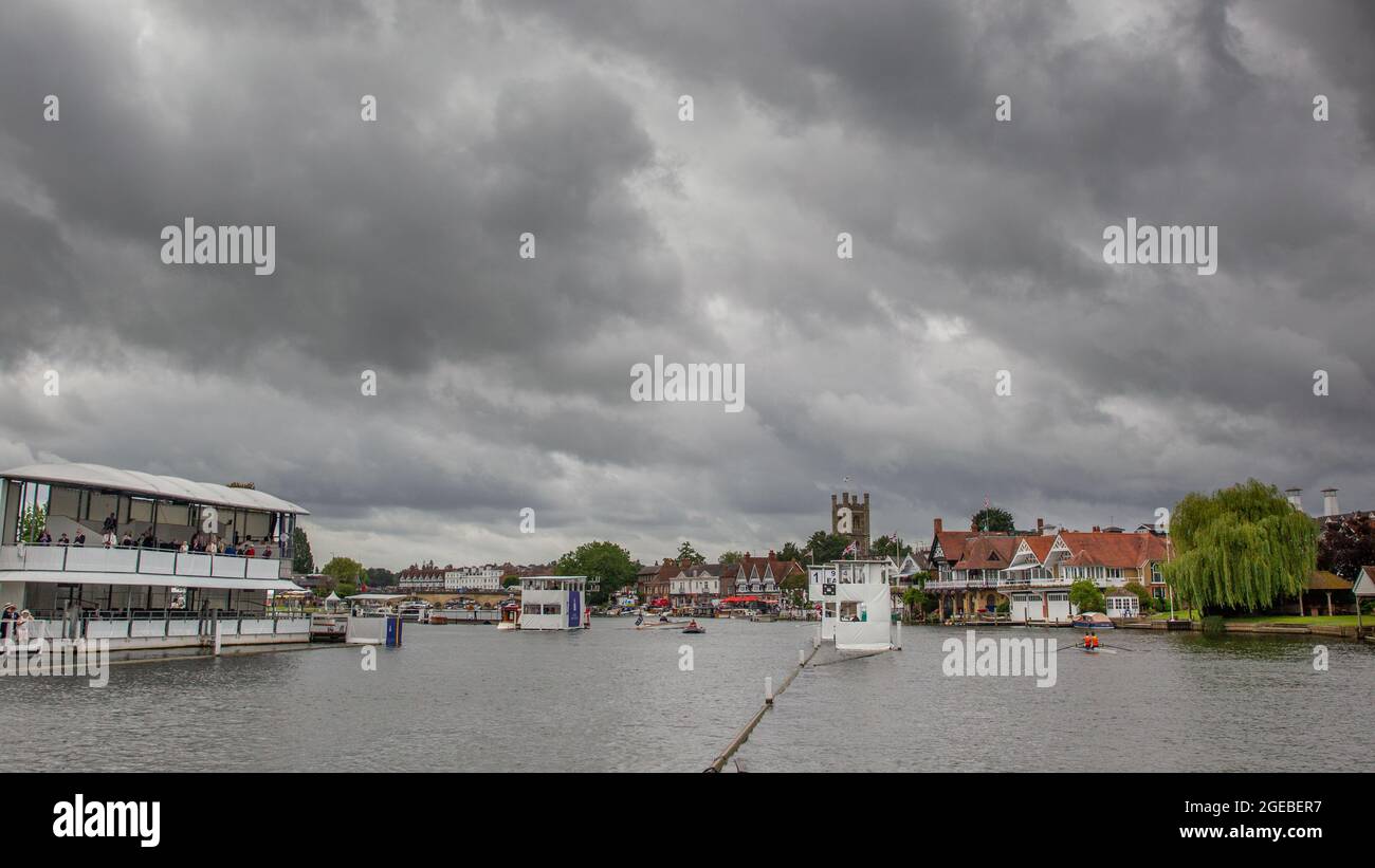 Henley-upon-Thames, Oxfordshire, Regno Unito. Henley Royal Regatta, Covid ha adattato le gare con le manche tradizionali che hanno portato alla grande finale domenicale di agosto Foto Stock