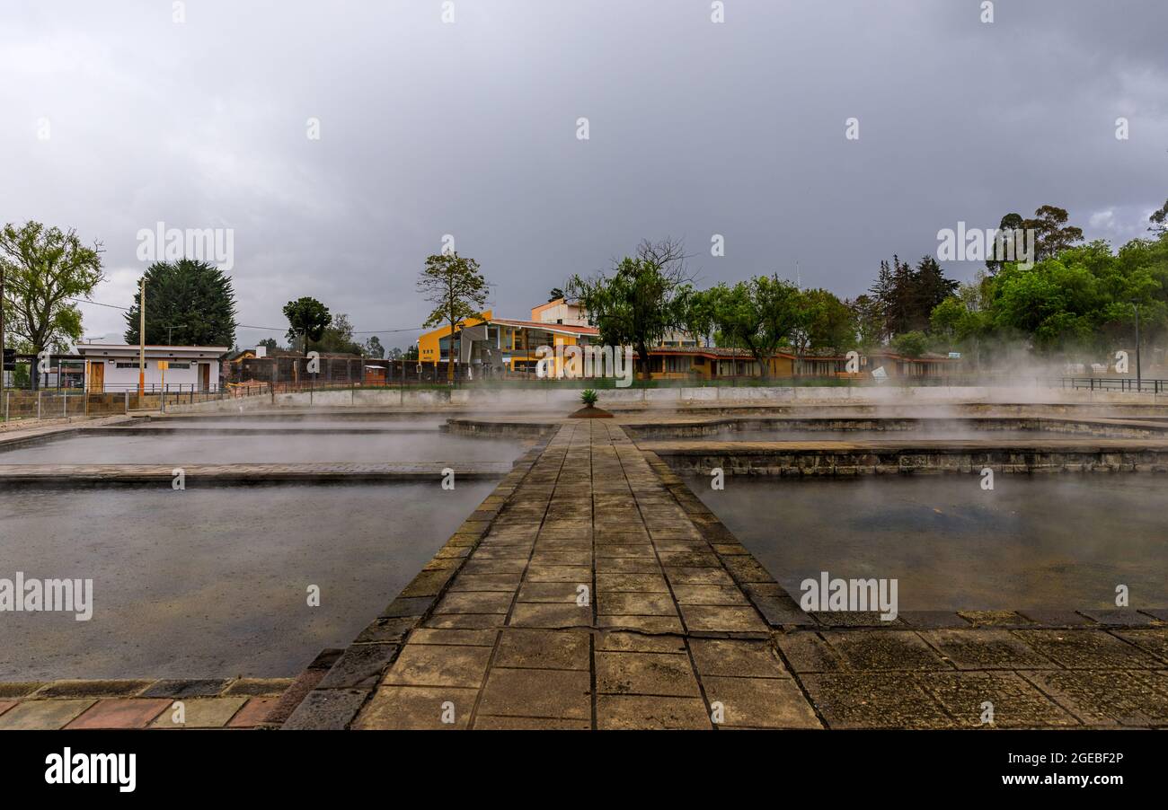 Acqua termale fumante nelle piscine del complesso turistico 'Baños del Inca' vicino Cajamarca, Perù Foto Stock