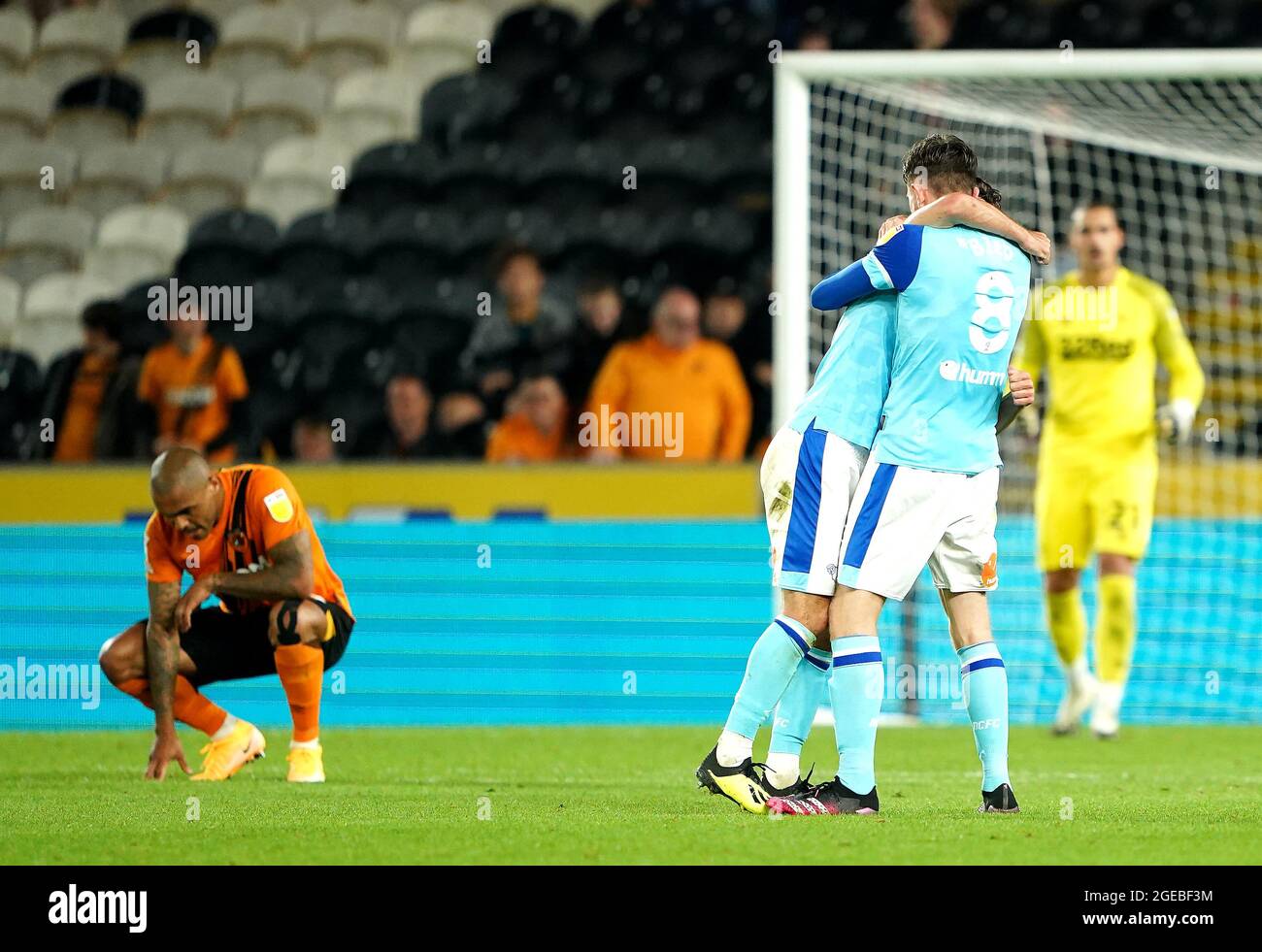 Graeme Shinnie della contea di Derby e Max Bird (a destra) festeggiano come Josh Magennis di Hull City (a sinistra) si guarda sviato dopo il fischio finale durante la partita del campionato Sky Bet allo stadio MKM, Hull. Data immagine: Mercoledì 18 agosto 2021. Foto Stock