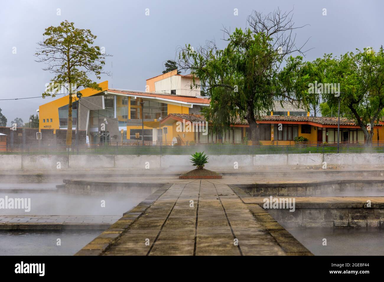 Acqua termale fumante nelle piscine del complesso turistico 'Baños del Inca' vicino Cajamarca, Perù Foto Stock