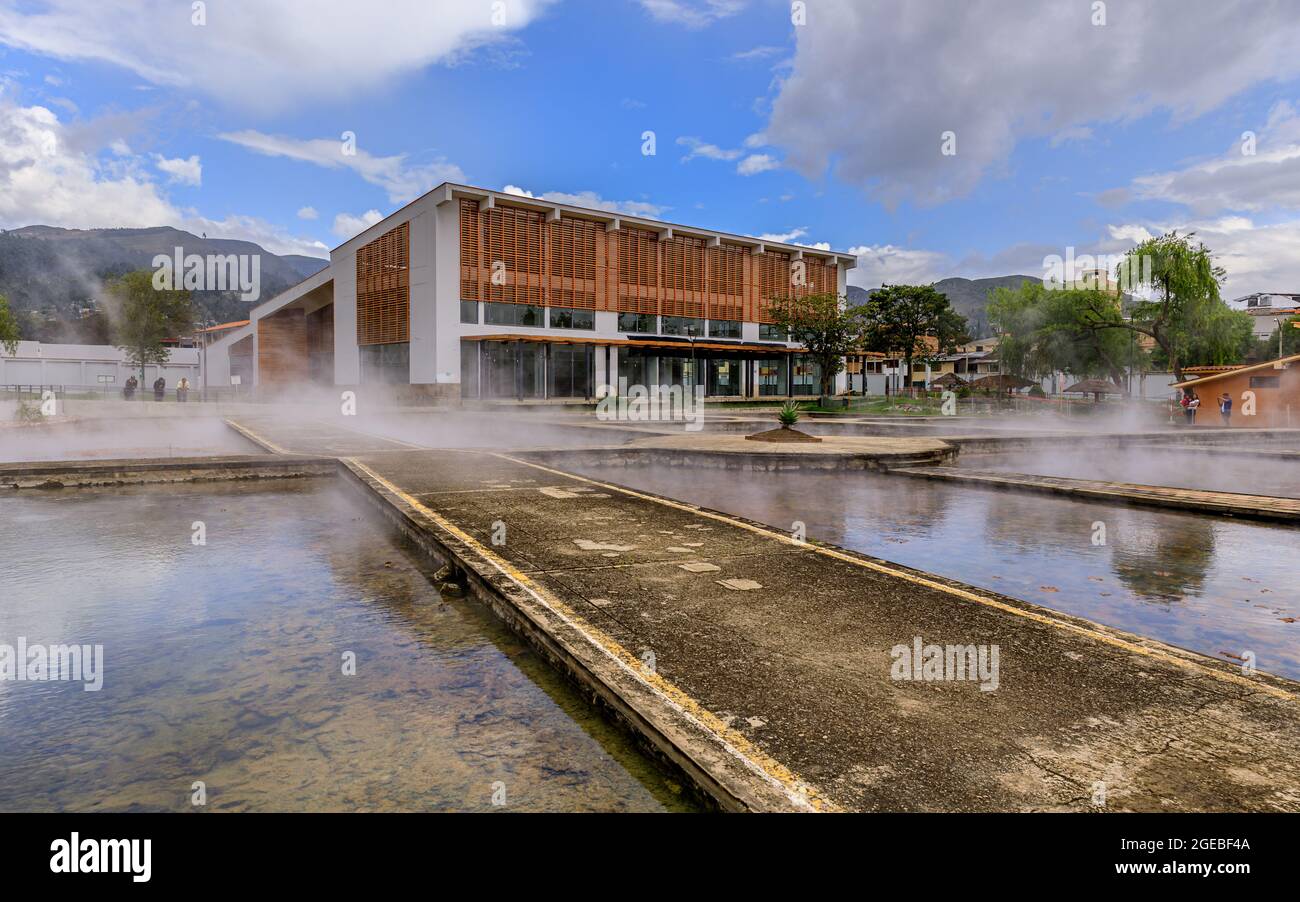 Acqua termale fumante nelle piscine del complesso turistico 'Baños del Inca' vicino Cajamarca, Perù Foto Stock