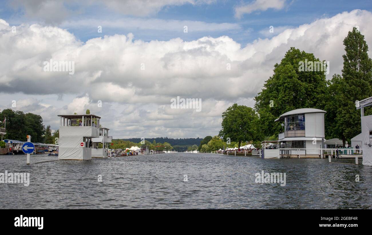 Henley-upon-Thames, Oxfordshire, Regno Unito. Henley Royal Regatta, Covid ha adattato le gare con le manche tradizionali che hanno portato alla grande finale domenicale di agosto Foto Stock