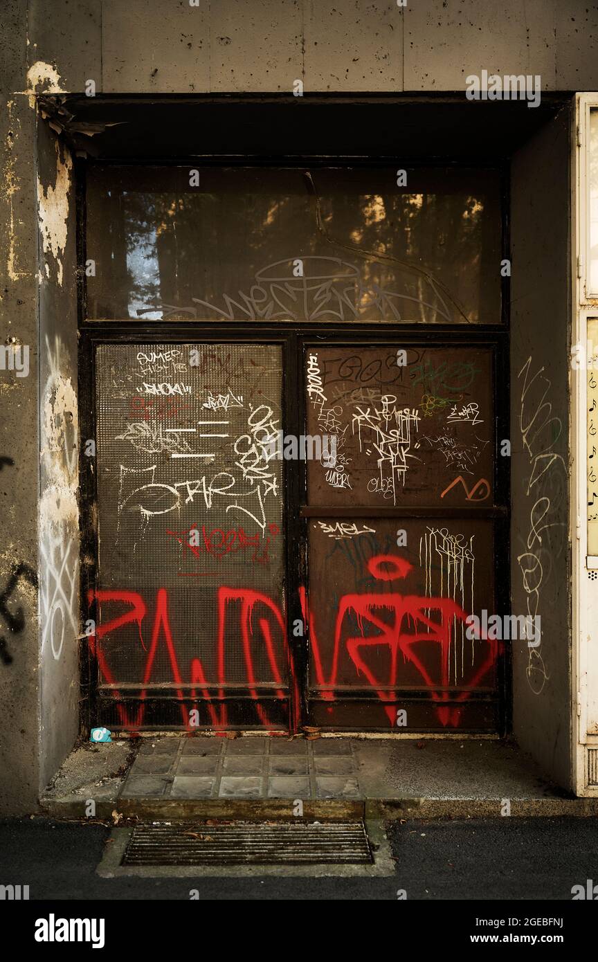 Porta Graffitied su un edificio a Zagabria, Croazia Foto Stock