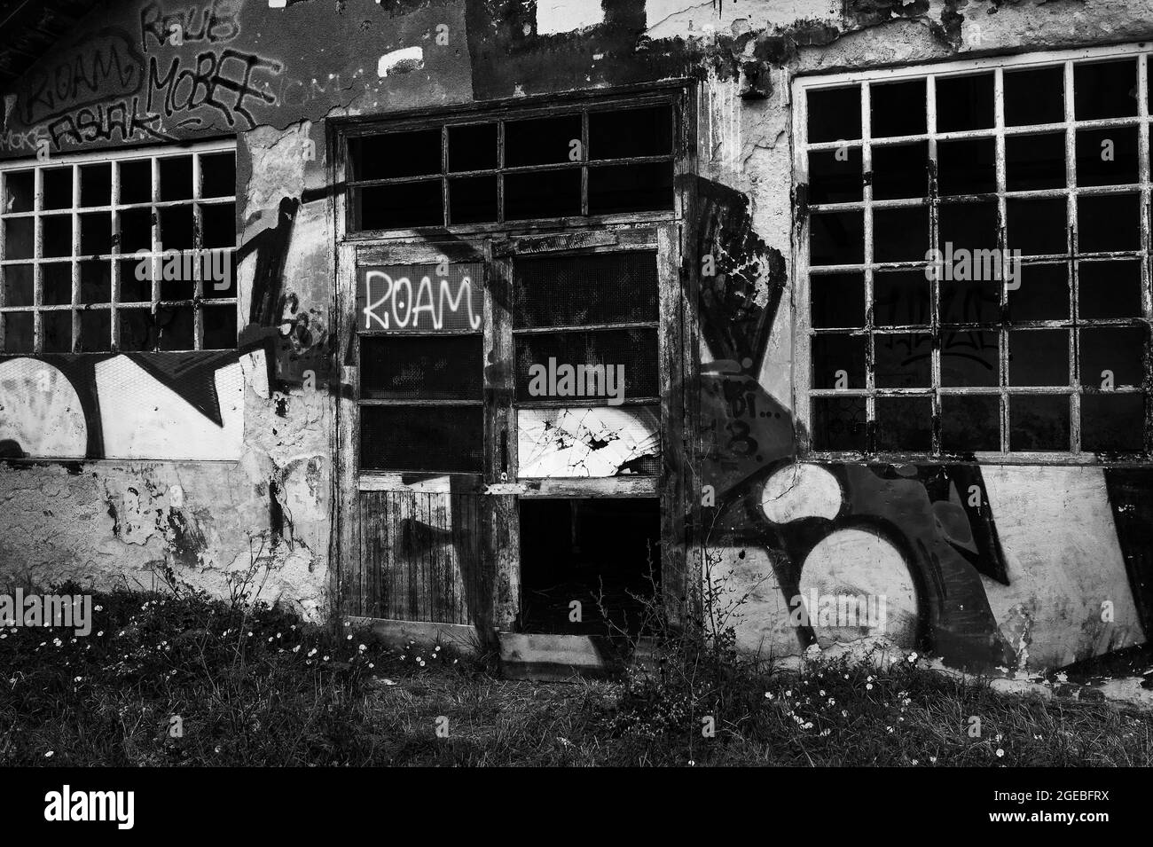 Graffiti su un edificio disusato e disutilizzato con tutte le finestre abbattuto, vicino alle diranse ferroviarie disutilizzate a Zagabria, Croazia Foto Stock
