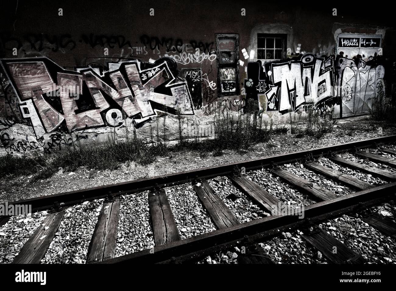 Graffiti su un muro vicino a sestie ferroviarie disutilizzate a zagreb, in Croazia Foto Stock