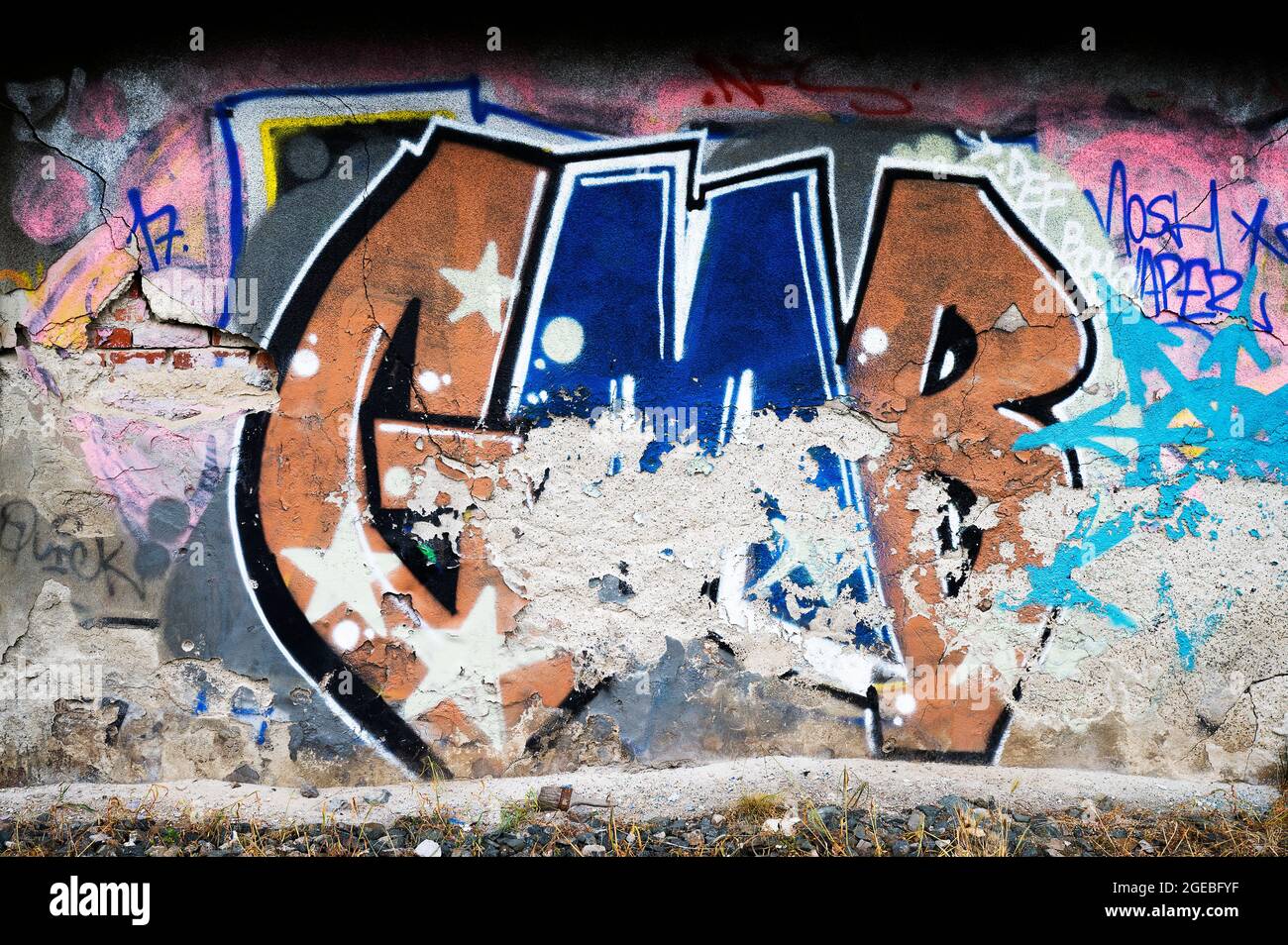 Graffiti sfaldati su pareti di cemento sfaldate a Zagabria, Croazia Foto Stock
