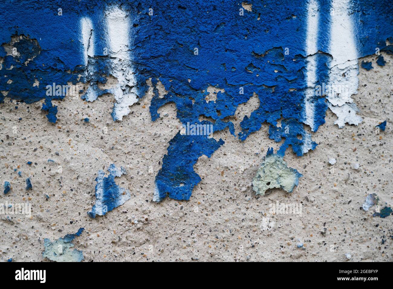 Vernice blu scagliante che rivela la struttura di un vecchio muro di cemento a Zagabria, Croazia Foto Stock