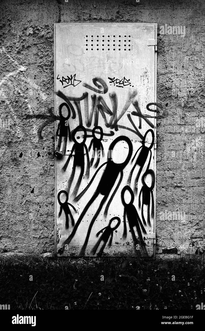Graffiti assomiglia a fantasmi o spiriti su una porta di metallo a Zagabria, Croazia Foto Stock