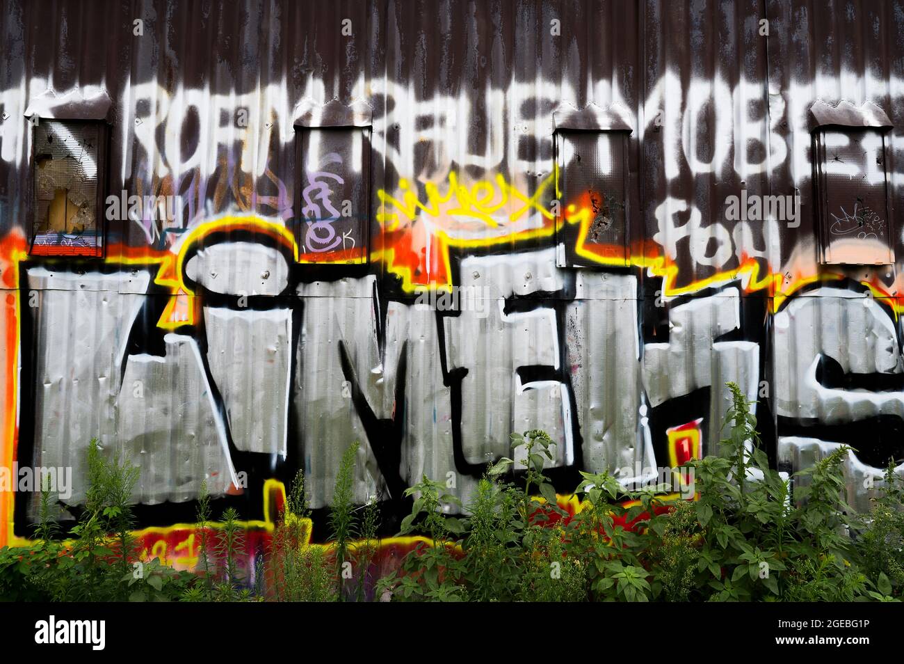 Muro di ferro corrugato Graffitied vicino alla ferrovia, Zagabria, Croazia Foto Stock