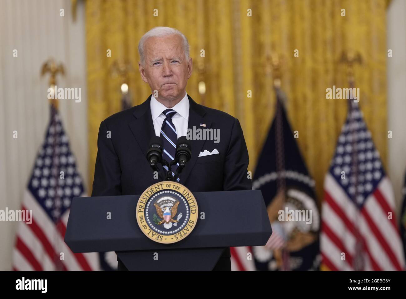 Mercoledì 18 agosto 2021, il presidente degli Stati Uniti Joe Biden ha espresso osservazioni sulla risposta del COVID-19 e sul programma di vaccinazione nella stanza orientale della Casa Bianca a Washington, DC. All’inizio di oggi, l’amministrazione Biden ha annunciato che a partire dalla settimana del 20 settembre, le agenzie statunitensi si stanno preparando a offrire colpi di richiamo a tutti gli americani idonei che hanno ricevuto i vaccini Pfizer o moderna. Credit: Chris Kleponis/CNP /MediaPunch Foto Stock