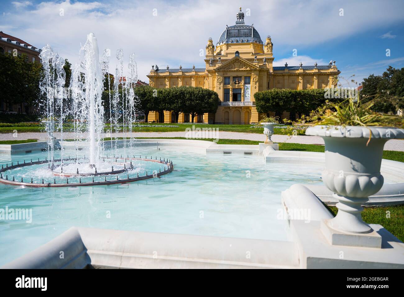 Fontana in una prk ornamentale a Zagabria, Croazia. Foto Stock