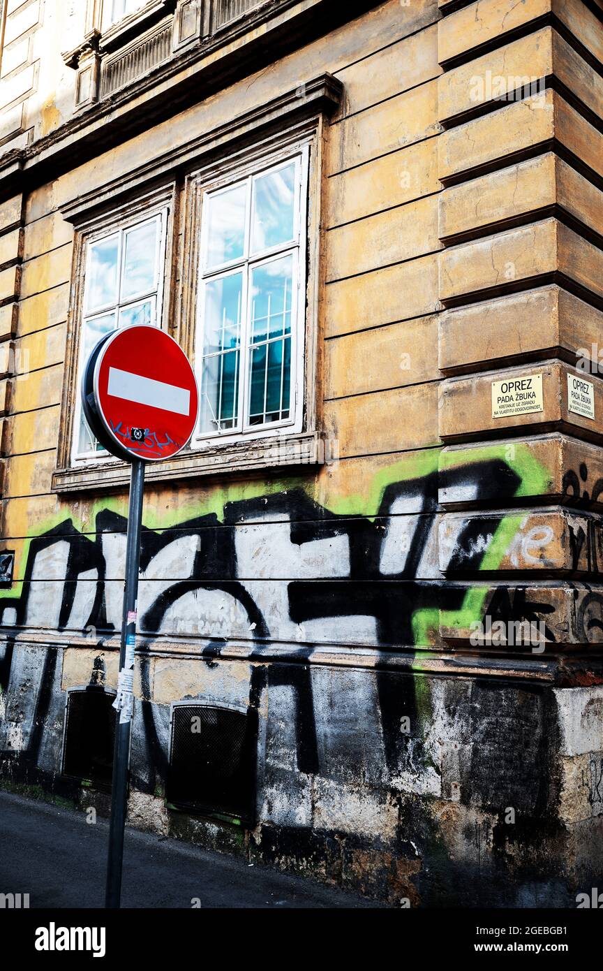 Graffiti su un edificio e un cartello di non ingresso. Zagabria, Croazia Foto Stock