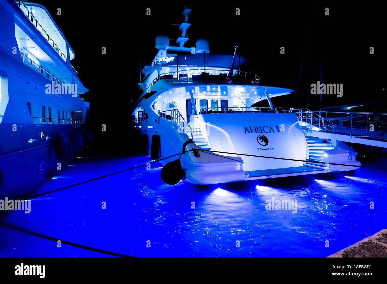 Super yacht a Cavtat marina di notte. Foto Stock