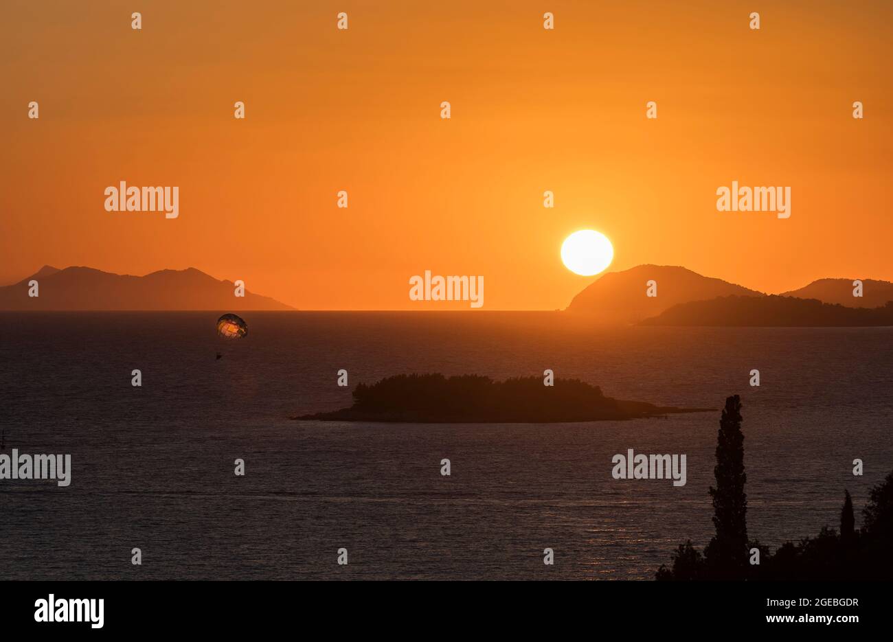 Piccole isole nella baia tra Cavtat e dubrovnik, la Croazia al tramonto Foto Stock