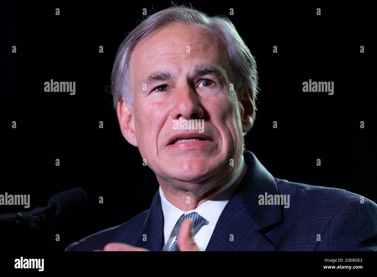 Il governatore del Texas Greg Abbott parla senza maschera ad un gruppo di dirigenti d'affari del Texas ad Austin il 9 agosto 2021 -- otto giorni prima di un test COVID-19 positivo il 17 agosto. Il governatore, che viene testato quotidianamente, sta ricevendo il trattamento con anticorpi monoclonali Regeneron e non ha sintomi riportati. Foto Stock