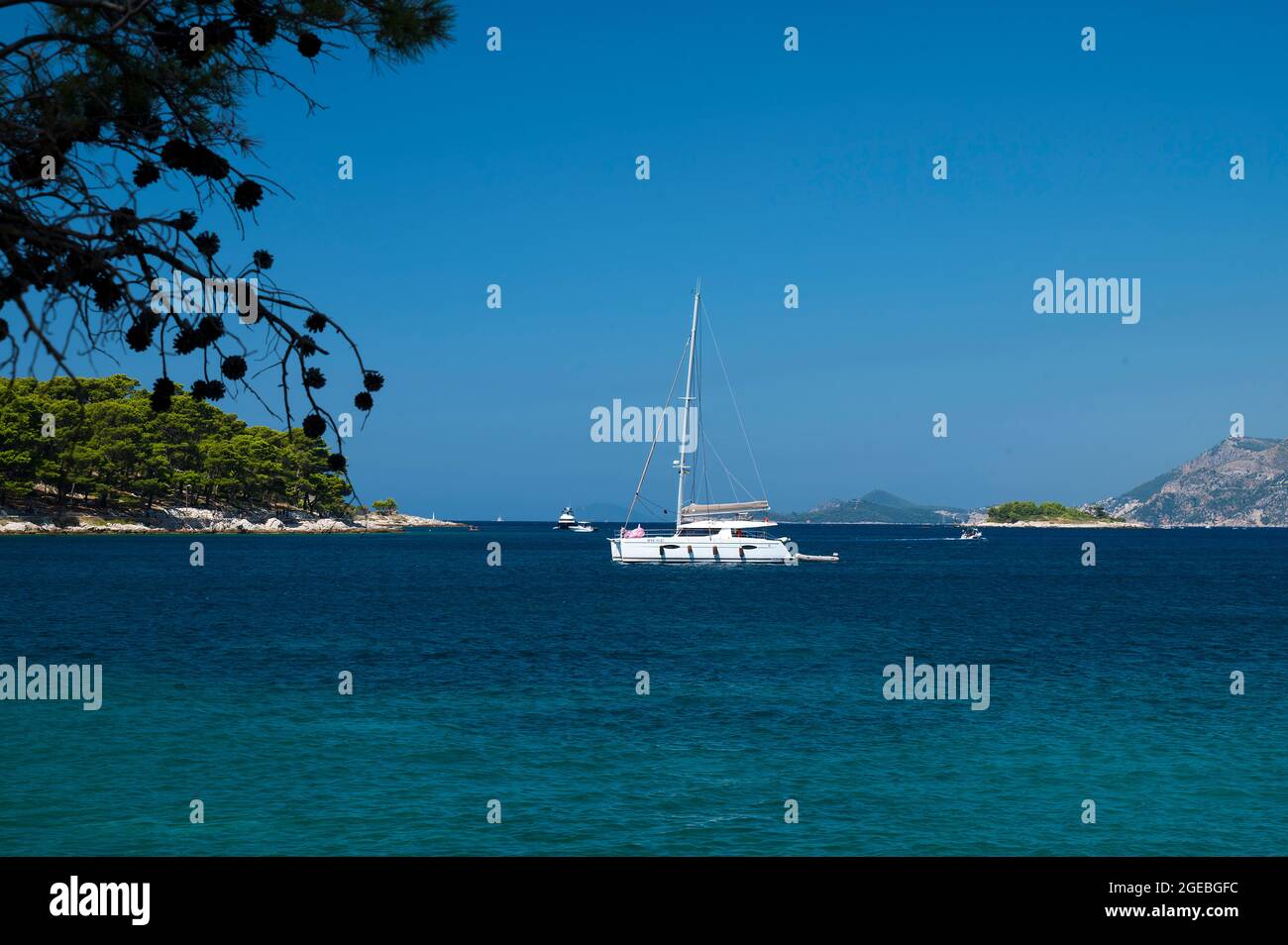 Una barca ancorata nella baia vicino Cavtat, Croazia Foto Stock