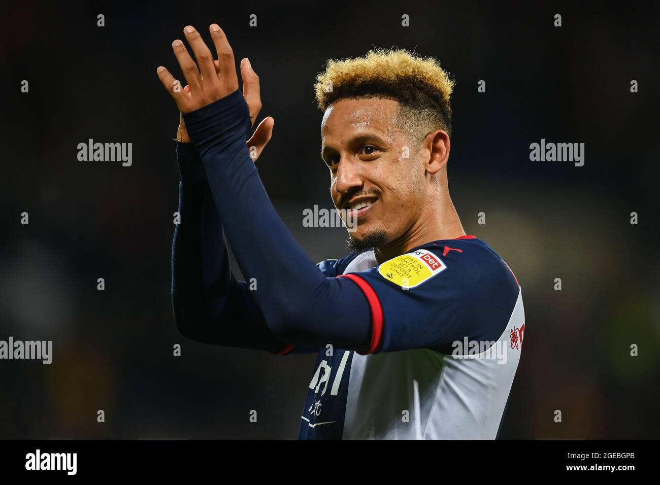 Callum Robinson n° 7 di West Bromwich Albion applaude i fan in, il 18/2021. (Foto di Craig Thomas/News Images/Sipa USA) Credit: Sipa USA/Alamy Live News Foto Stock