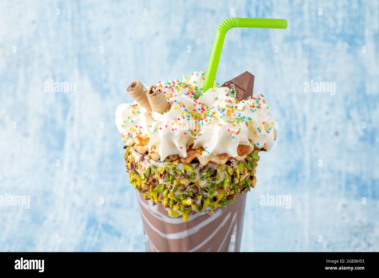 Crema di latte e cioccolato su sfondo blu Foto Stock