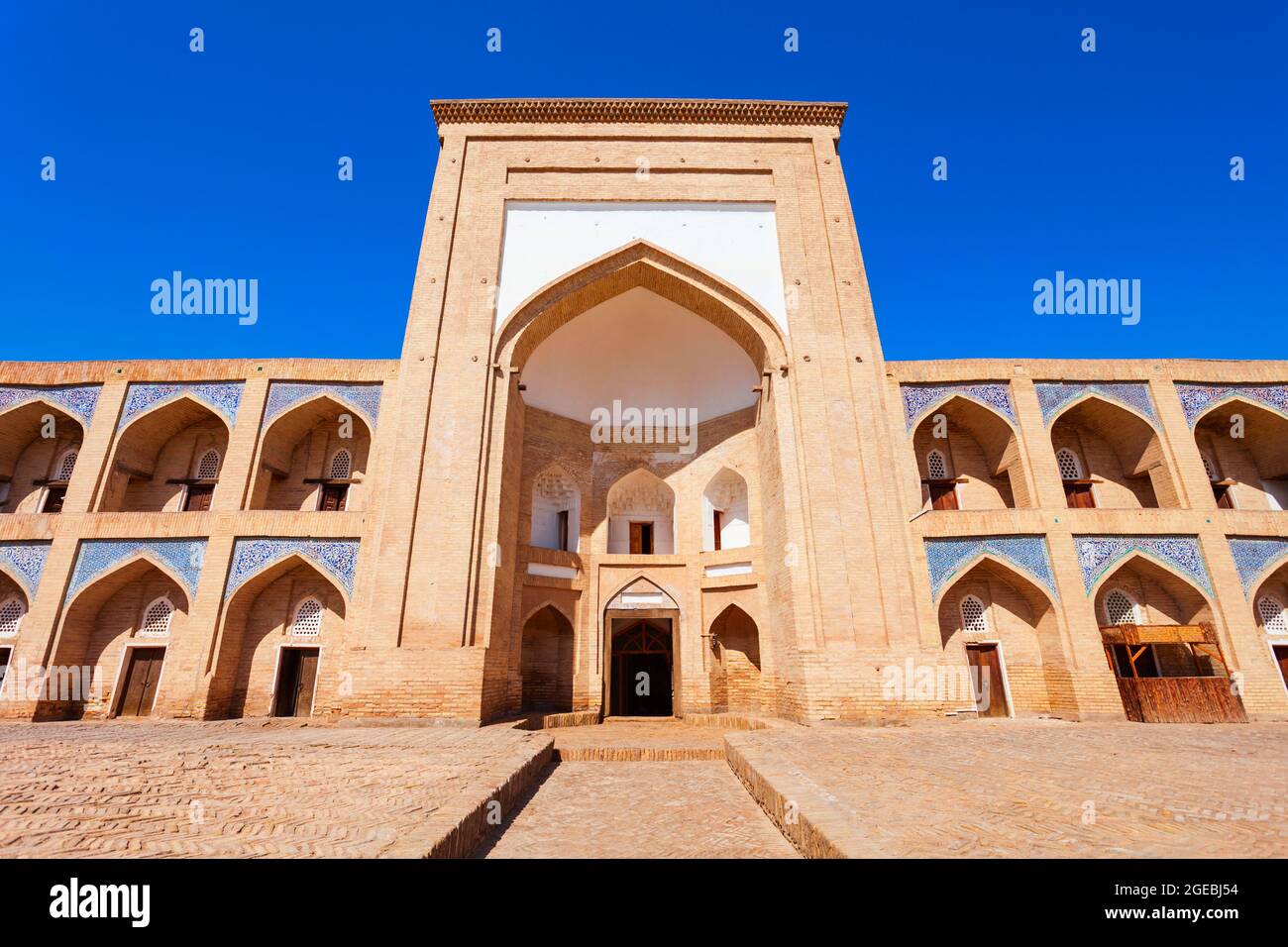 Madrasah Kutlug Murad Inaka presso l'Ichan Kala, un'antica città fortificata interna della città di Khiva in Uzbekistan Foto Stock