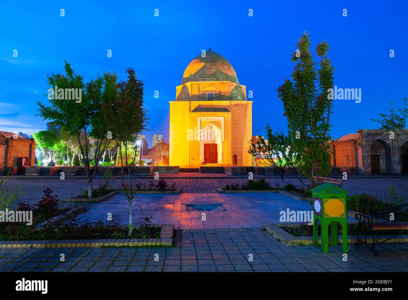 Il Mausoleo Rukhabad è una struttura commemorativa e setta del XIV secolo nella città di Samarcanda, Uzbekistan Foto Stock