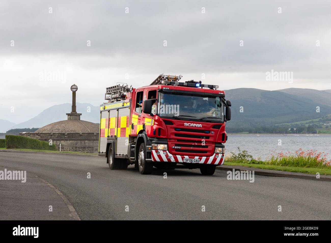 Motore antincendio con luci blu lampeggianti che rispondono all'emergenza, Rothesay, Isola di Bute, Scozia, Regno Unito Foto Stock