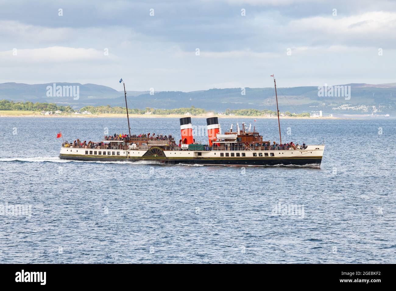 The Waverley paddle Steamer, Firth of Clyde Approaching Rothesay, Isle of Bute, Scotland, UK Foto Stock