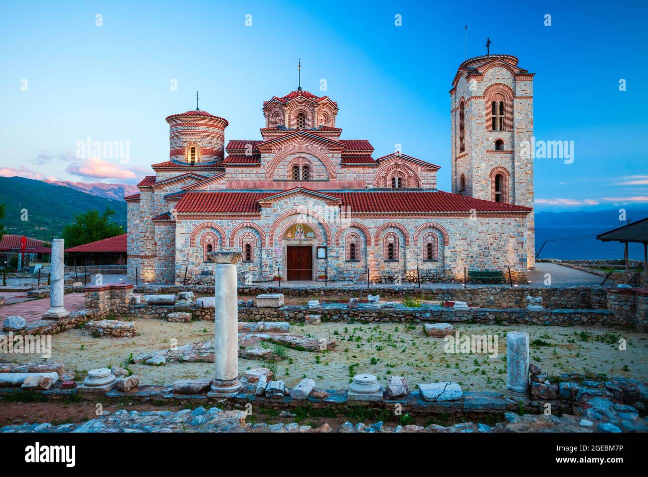 Chiesa dei Santi Clemente e Panteleimon o Crkva Sveti Kliment Pantelejmon nella città di Ohrid, Macedonia del Nord al tramonto Foto Stock