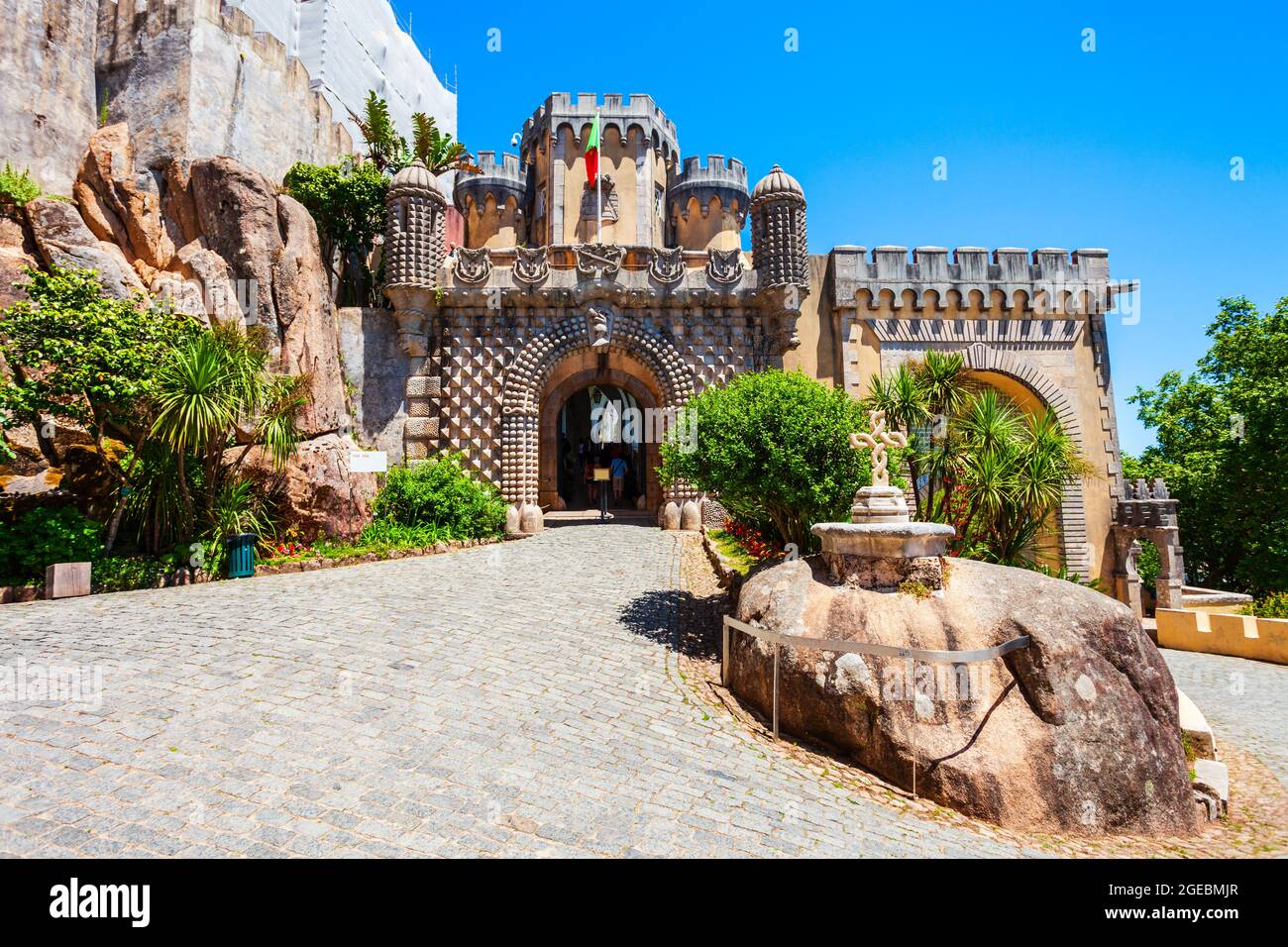 Il Palazzo pena o Palacio da pena è un castello romanticista situato nella città di Sintra, vicino a Lisbona, in Portogallo Foto Stock