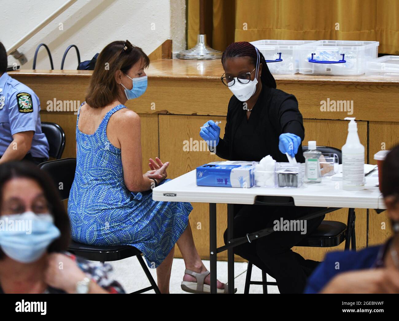 Altamonte Springs, Stati Uniti. 18 agosto 2021. Un infermiere si prepara a somministrare una dose di richiamo COVID-19 a Rhonda Ulmer in un sito di vaccinazione ad Eastmonte Park, Altamonte Springs. Il terzo colpo è stato offerto a individui immunocompromessi, con tutti gli oltre 300 appuntamenti riempito il primo giorno in cui i colpi sono stati disponibili nella contea di Seminole. Credit: SOPA Images Limited/Alamy Live News Foto Stock