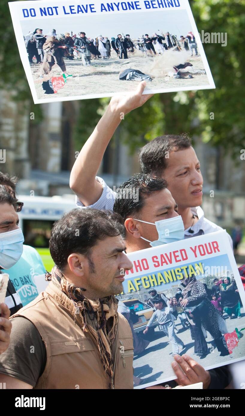 Londra, Regno Unito. 18 agosto 2021. Manifestanti che detengono cartelli anti-talebani, durante la dimostrazione.manifestanti, tra cui ex interpreti dell'esercito britannico, si sono riuniti in Piazza del Parlamento per protestare contro l'acquisizione dell'Afghanistan da parte dei talebani. I politici sono tornati in Parlamento per la giornata per discutere la situazione nel paese annunciando l'offerta di un primo 5000 posti per gli afghani in fuga dai talebani nel primo anno. Credit: SOPA Images Limited/Alamy Live News Foto Stock