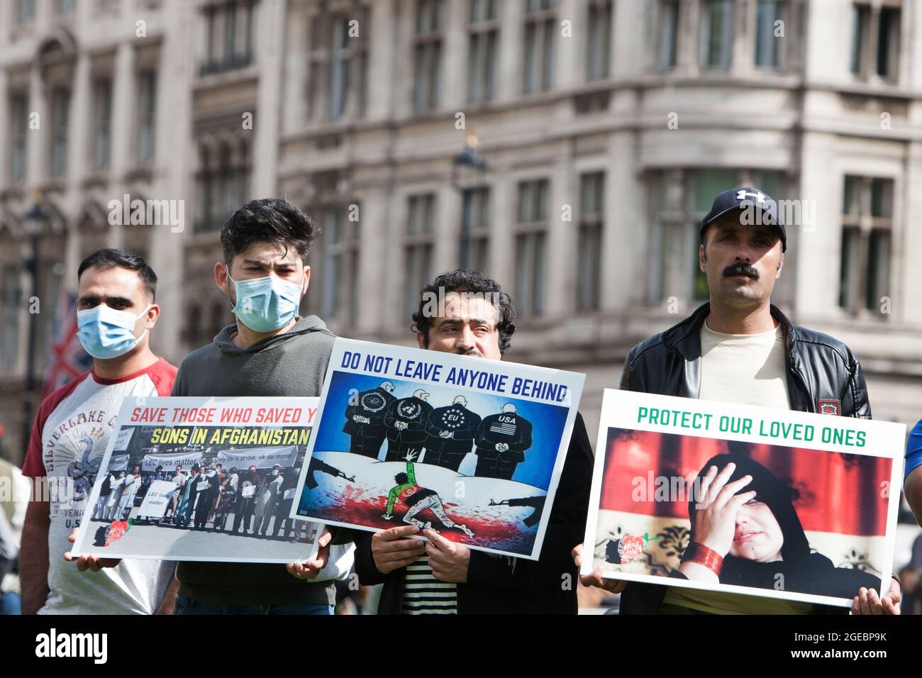 Londra, Regno Unito. 18 agosto 2021. Manifestanti che detengono cartelli anti-talebani, durante la dimostrazione.manifestanti, tra cui ex interpreti dell'esercito britannico, si sono riuniti in Piazza del Parlamento per protestare contro l'acquisizione dell'Afghanistan da parte dei talebani. I politici sono tornati in Parlamento per la giornata per discutere la situazione nel paese annunciando l'offerta di un primo 5000 posti per gli afghani in fuga dai talebani nel primo anno. (Foto di Martin Pope/SOPA Images/Sipa USA) Credit: Sipa USA/Alamy Live News Foto Stock