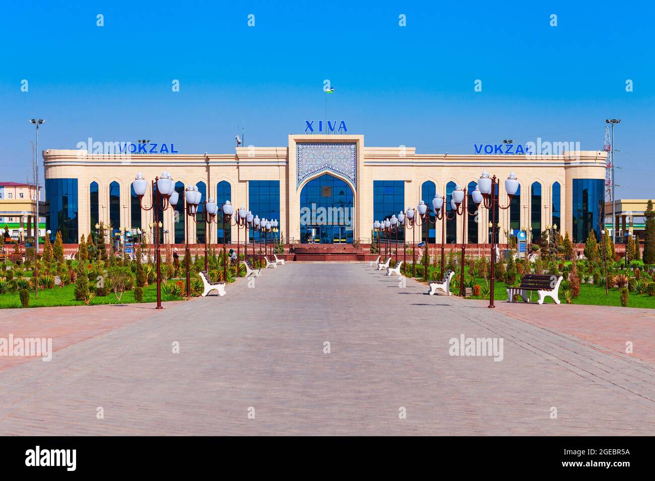 Khiva, Uzbekistan - 15 aprile 2021: L'edificio XIVa Vokzal è la principale stazione ferroviaria di passeggeri nella città di Khiva, Uzbekistan Foto Stock