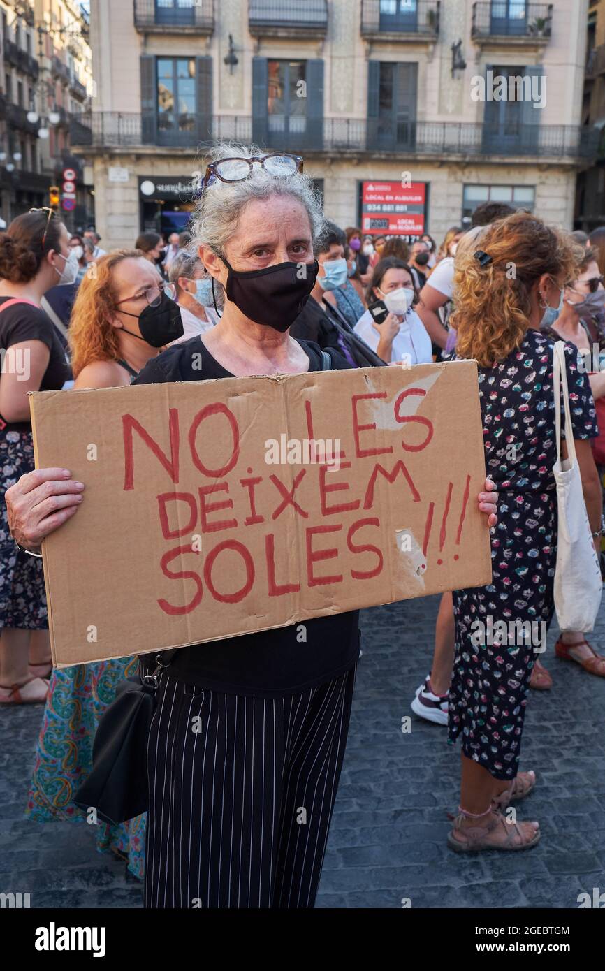 L'attrice catalana Vicky Peña ha un segno che recita: 'Non lasciarli soli' in relazione alle donne e alle ragazze afghane, durante la concentrazione nella S Foto Stock