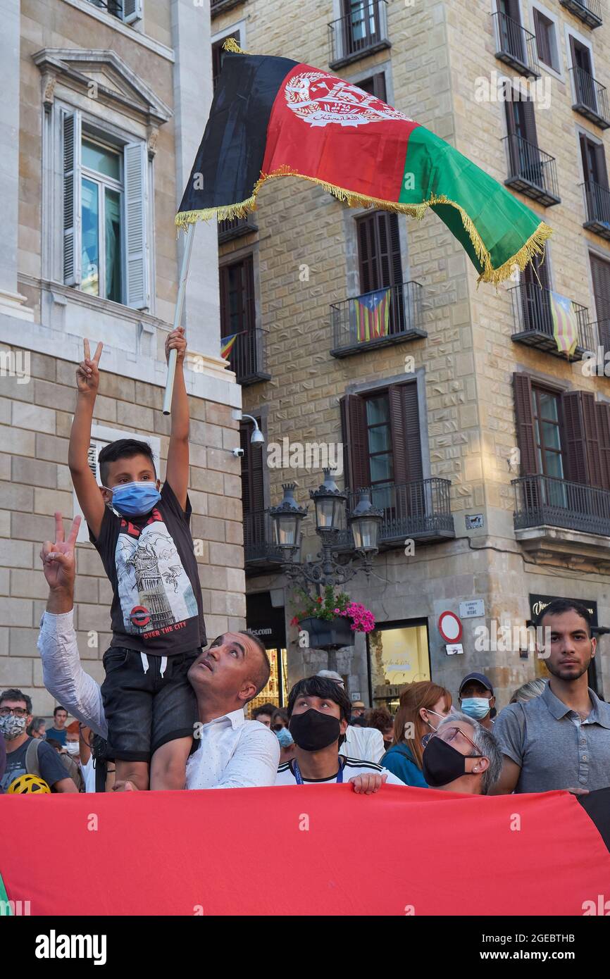 Concentrazione in piazza Sant Jaume a Barcellona in solidarietà con le ragazze e le donne dell'Afghanistan e in difesa dei loro diritti. Barcellona, W. Foto Stock