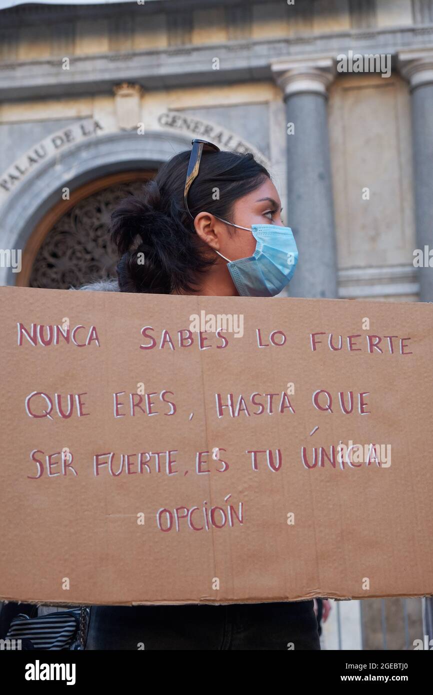 Un attivista ha un segno che dice: 'Non sai mai quanto sei forte fino a quando non essere forte è la tua unica opzione', durante la concentrazione nel Sant Foto Stock