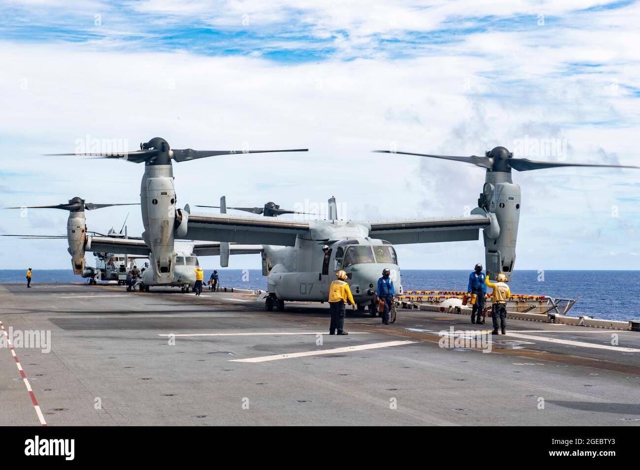 OCEANO PACIFICO (ago. 17, 2021) i marinai assegnati alla nave d'assalto anfibia USS America (LHA 6) rimuovono i cunei e le catene da un MV-22B Osprey sul ponte di volo della nave durante un esercizio raid a lungo raggio. America, ammiraglia dell'America Expeditionary Strike Group, insieme al 31° MEU, opera nell'area di responsabilità della settima flotta statunitense per migliorare l'interoperabilità con alleati e partner e fungere da forza di risposta pronta per difendere la pace e la stabilità nella regione dell'Indo-Pacifico. (STATI UNITI Navy Photo by Mass Communication Specialist 2° Classe Vincent E. Zline) Foto Stock