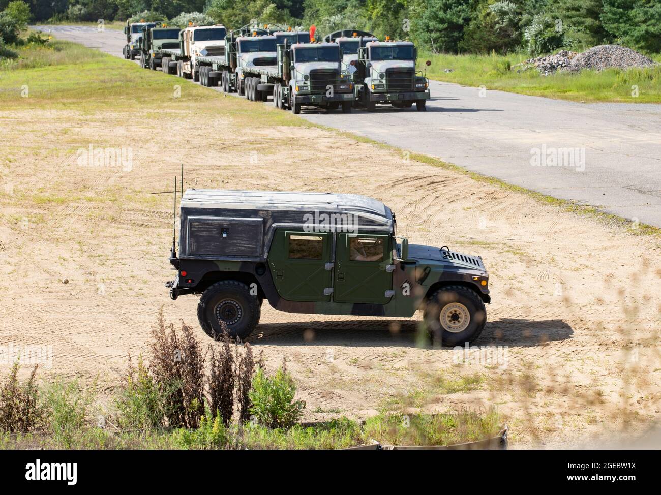 Soldati dell'esercito degli Stati Uniti assegnati alla 1048th Medium Transportation Company, 143rd Combat Support Battaglione, Connecticut Army National Guard, guidare un veicolo a ruote multiuso ad alta mobilità, o HMMWV, a Stones Ranch Military Reservation, East Lyme, Connecticut, 15 agosto 2021. Questo HMMWV e altri veicoli tattici militari hanno costituito un convoglio che ha lasciato la base operativa avanzata del 1048° per reagire al contatto e reagire a possibili perforatrici improvvisate per dispositivi esplosivi. (STATI UNITI Foto dell'esercito di Sgt. Matteo Lucibello) Foto Stock