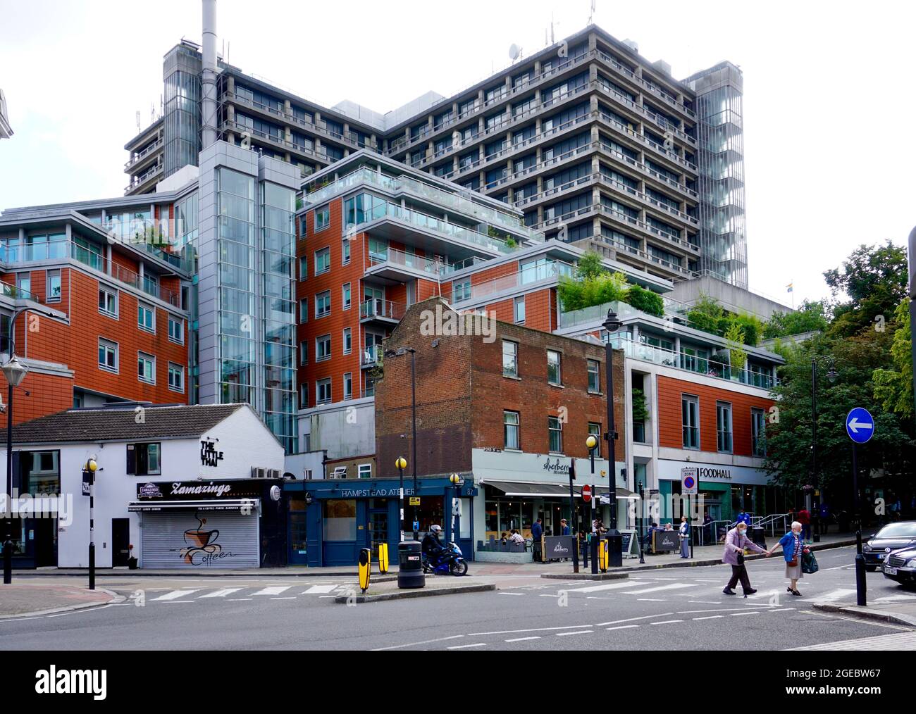 Sviluppo di alloggi con negozi e una vista del Royal Free Hospital a South End Green, Hampstean Foto Stock
