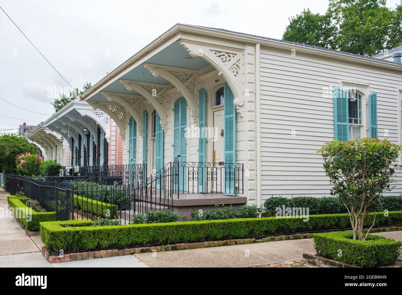 NEW ORLEANS, LA, Stati Uniti d'America - 20 LUGLIO 2021: Fila di case a dorso di cammello nel Distretto dei Giardini di New Orleans Foto Stock