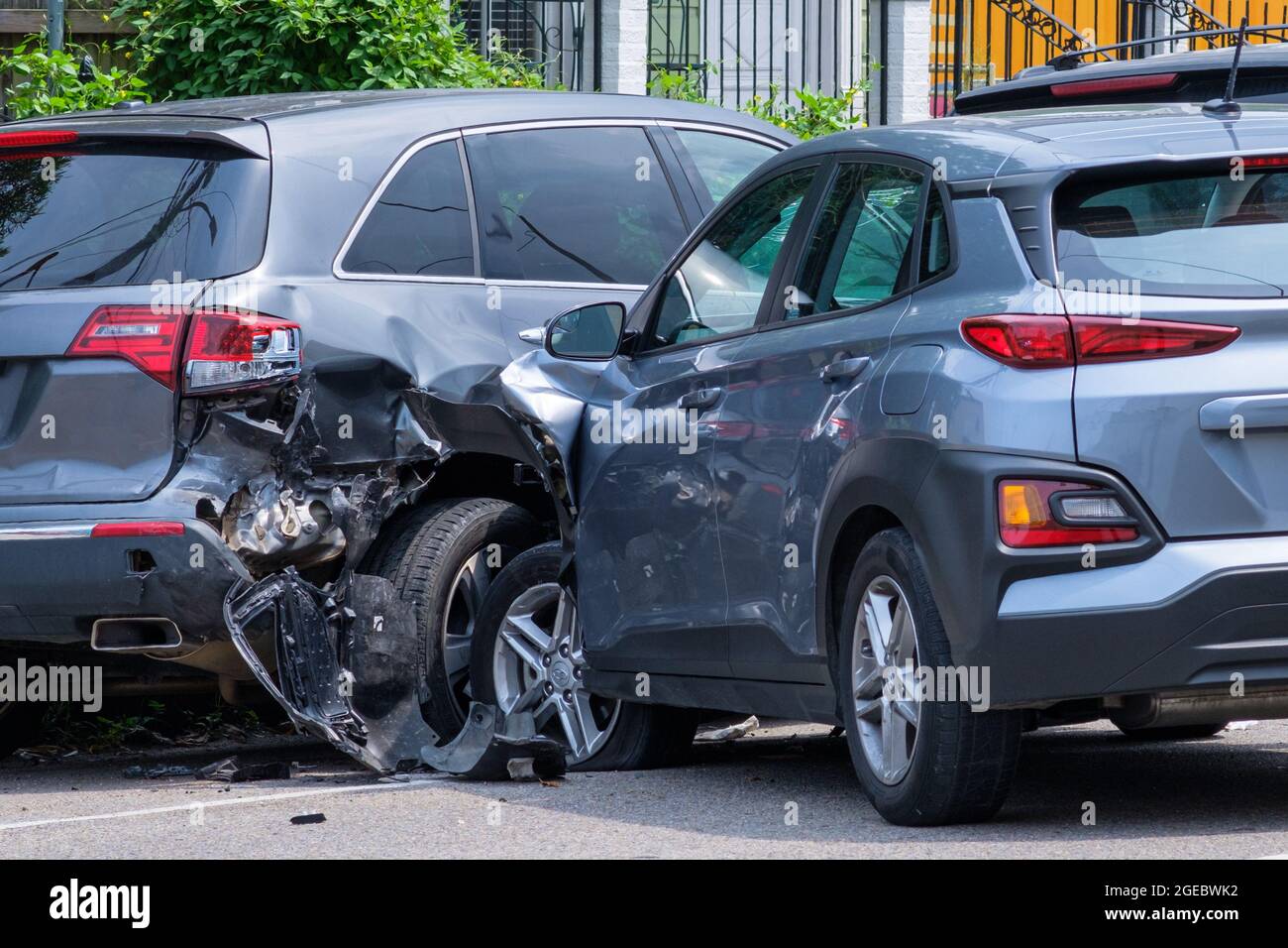 NEW ORLEANS, LA, USA - 30 luglio 2021: L'auto si è schiantata in un'auto parcheggiata sulla strada di quartiere Foto Stock