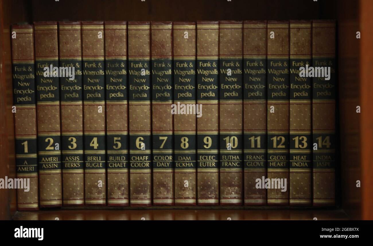 Giacarta, Indonesia-16 agosto 2021: La vecchia enciclopedia di Funk & Wagnalls ha allineato la libreria Foto Stock