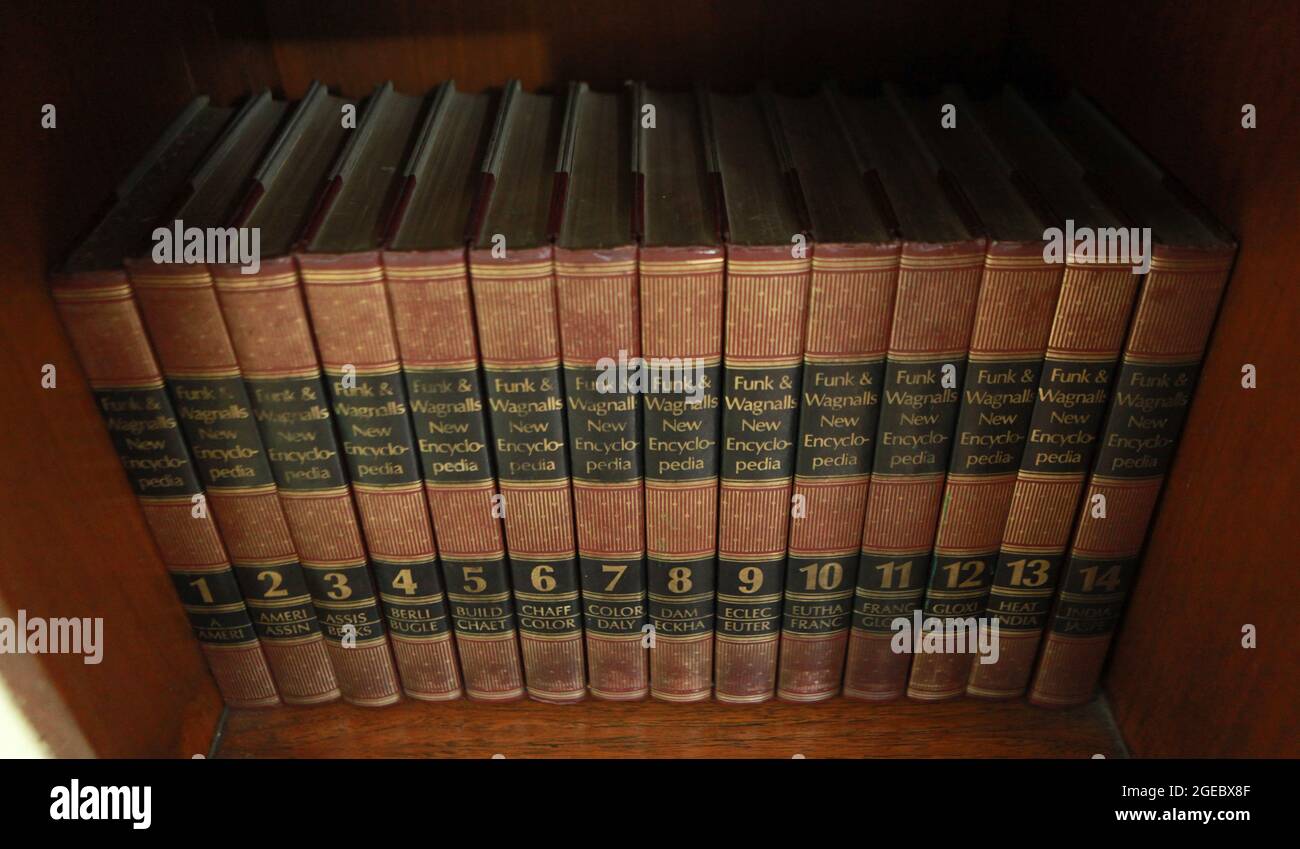 Giacarta, Indonesia-16 agosto 2021: La vecchia enciclopedia di Funk & Wagnalls ha allineato la libreria Foto Stock
