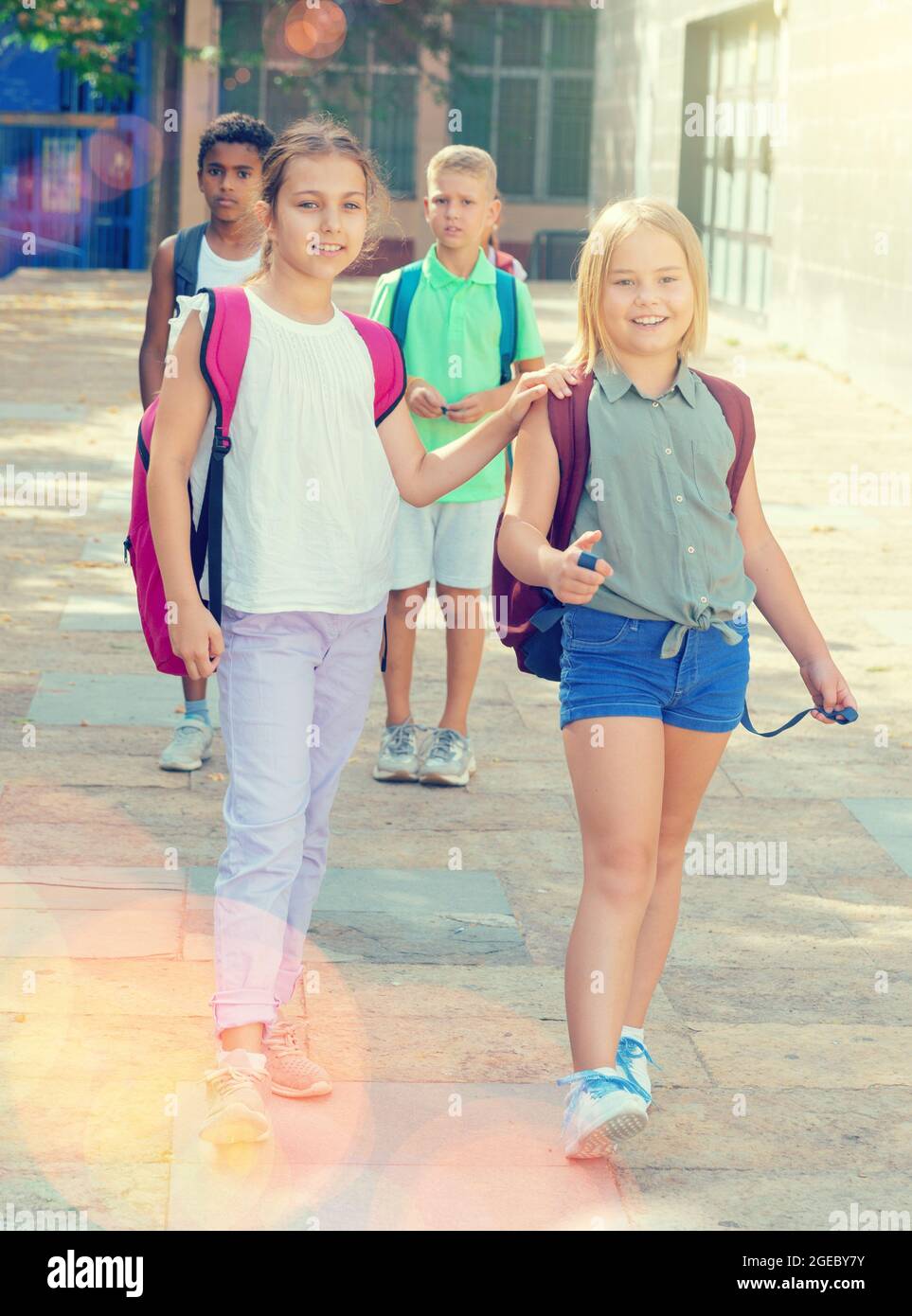 Ragazze che camminano insieme Foto Stock